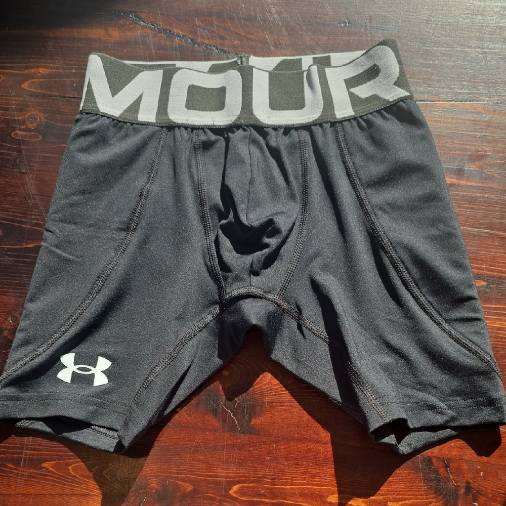 Under Armour Youth Small Black HeatGear Compression Shorts - YSM